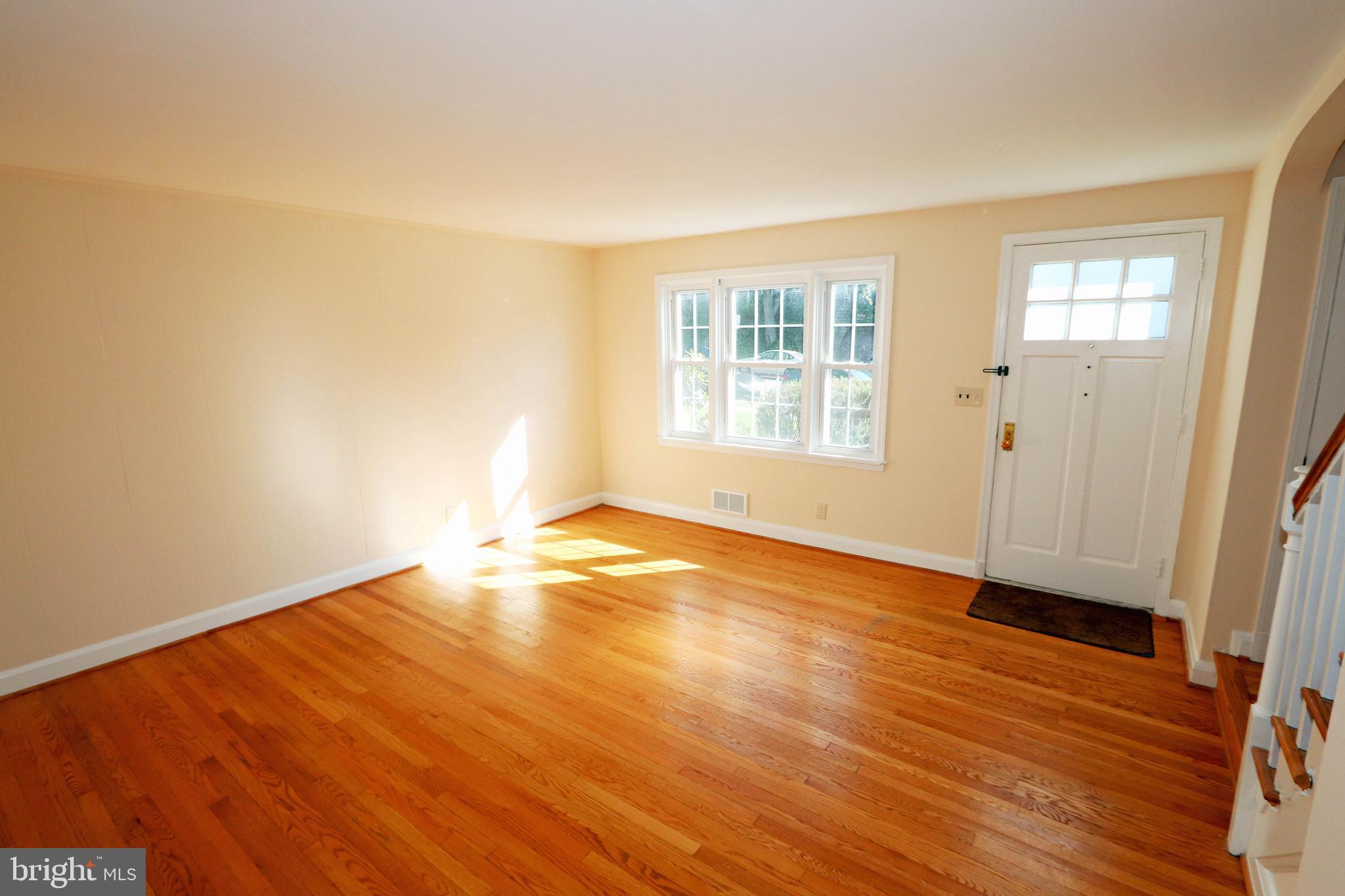 106 Brandon Road Baltimore, MD 21212 - Photo 2 of 35 Entry/living room