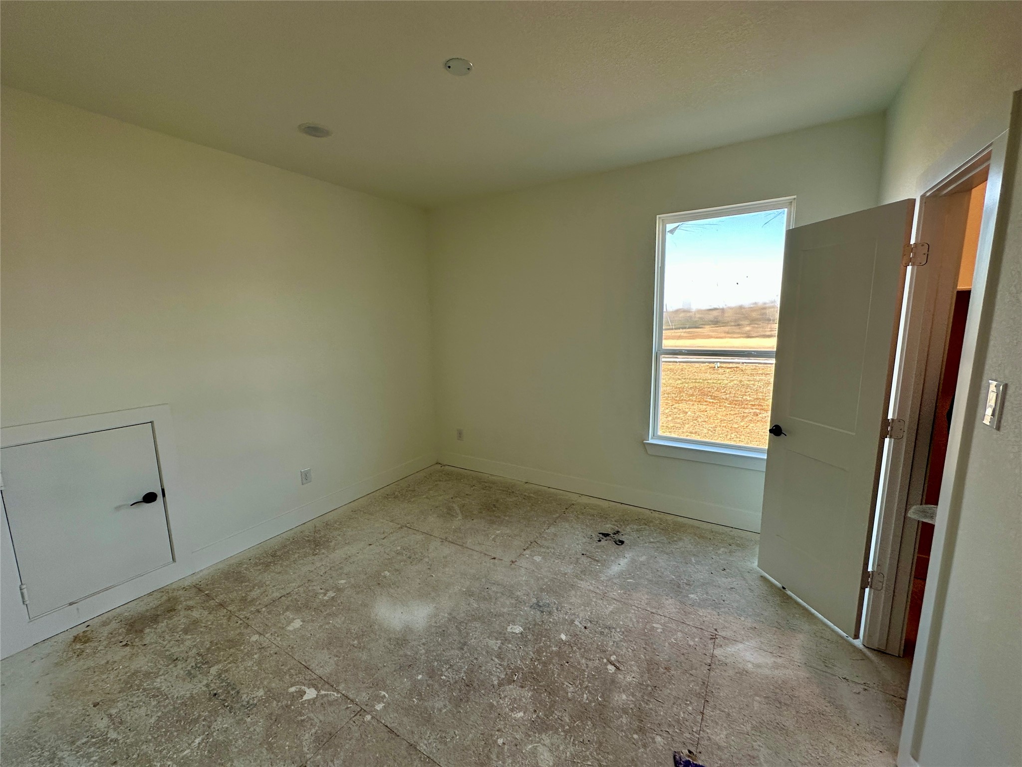 485 Lone Ranger Drive Montgomery, TX 77316 - Photo 19 of 32 a view of room with window and refrigerator