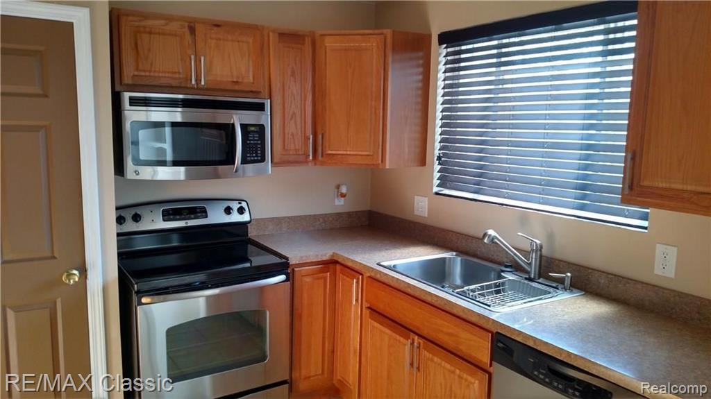 15445 Inkster Road Livonia, MI 48154 - Photo 14 of 56