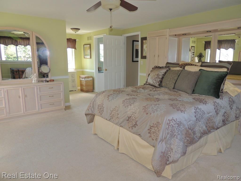 646 Abbey Court Rochester, MI 48307 - Photo 20 of 44 VERY LARGE MASTER BEDROOM