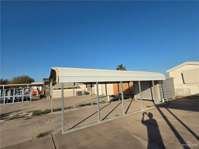a view of a house with backyard