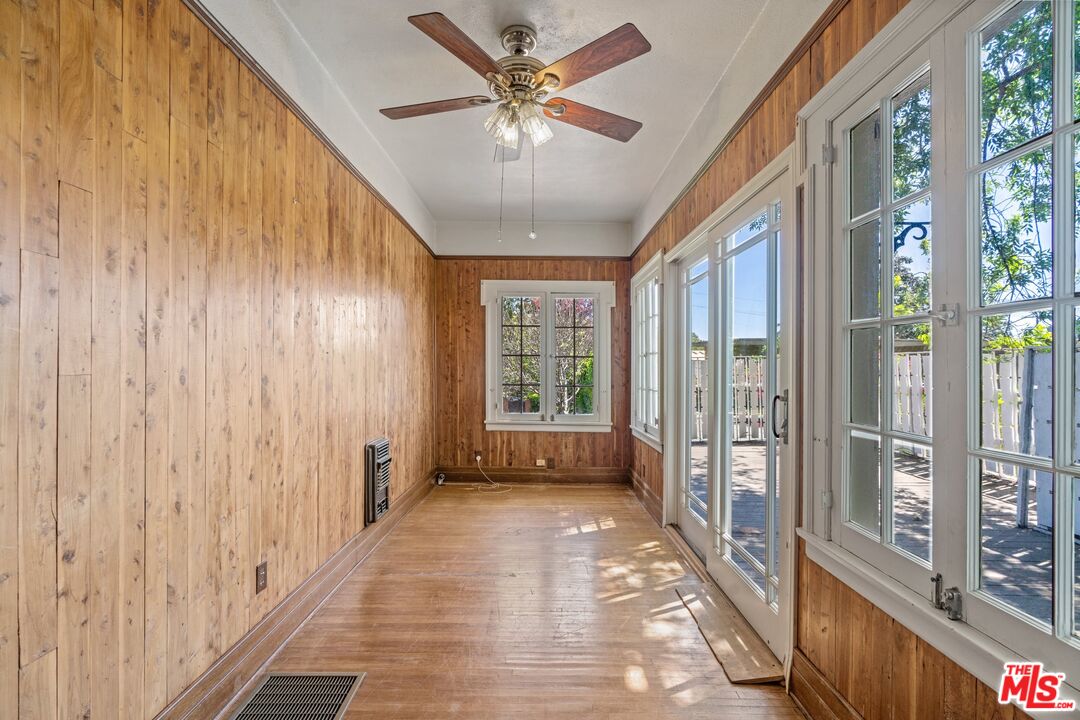 2429 North Commonwealth Avenue Los Angeles, CA 90027 - Photo 28 of 54 a view of an entryway