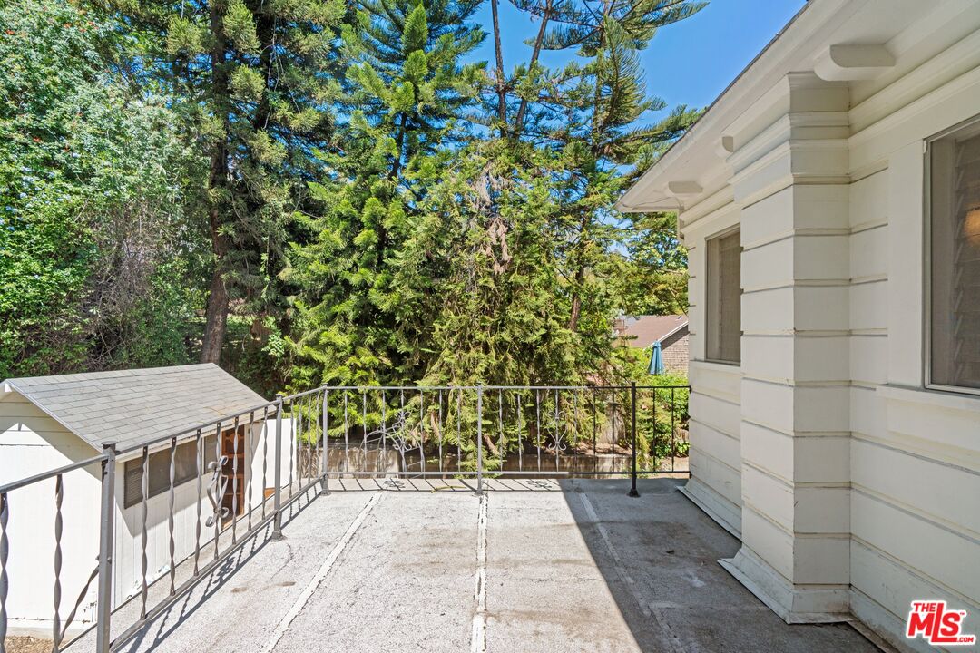 2429 North Commonwealth Avenue Los Angeles, CA 90027 - Photo 39 of 54 a view of a pathway both side of house