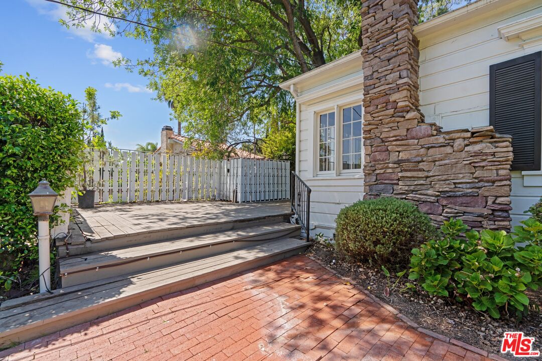 2429 North Commonwealth Avenue Los Angeles, CA 90027 - Photo 45 of 54 a view of a pathway with a garden