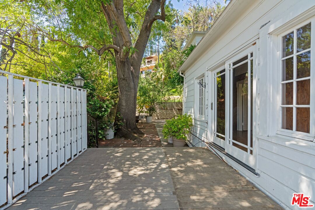 2429 North Commonwealth Avenue Los Angeles, CA 90027 - Photo 46 of 54 a view of a entrance