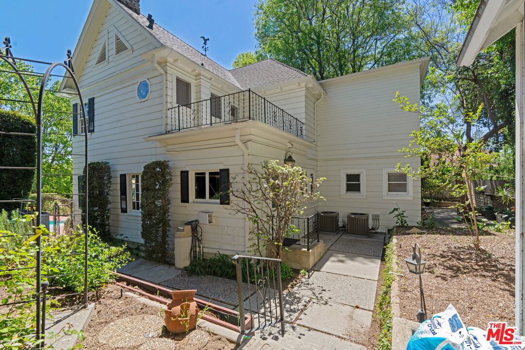 2429 North Commonwealth Avenue Los Angeles, CA 90027 - Photo 47 of 54 front view of a house with a yard