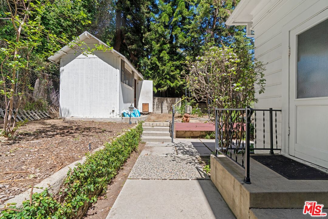 2429 North Commonwealth Avenue Los Angeles, CA 90027 - Photo 50 of 54 a view of a entrance