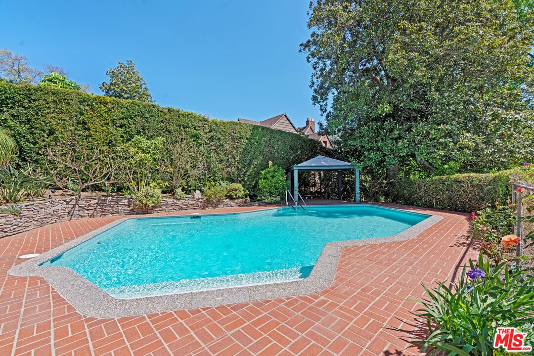 2429 North Commonwealth Avenue Los Angeles, CA 90027 - Photo 54 of 54 a view of a backyard with a garden