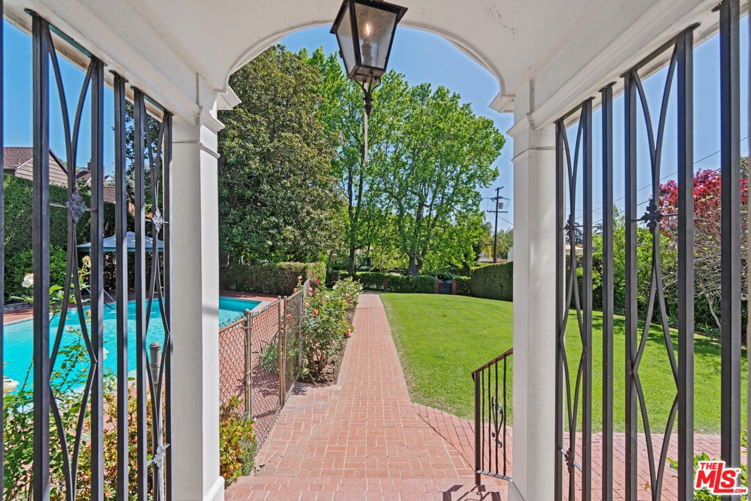 2429 North Commonwealth Avenue Los Angeles, CA 90027 - Photo 8 of 54 a view of a garden