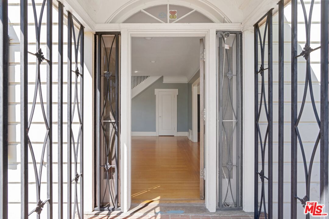 2429 North Commonwealth Avenue Los Angeles, CA 90027 - Photo 10 of 54 a view of a bathroom