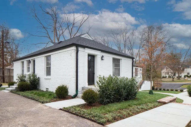 a view of a house with backyard and garden