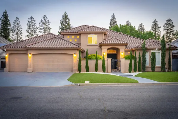 $1,250,000 | 1103 East Newhall Drive, Fresno, CA 93720