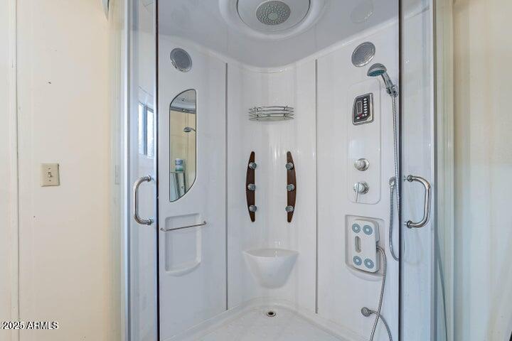 201 South Greenfield Road, Unit 142 Mesa, AZ 85206 - Photo 7 of 53 a bathroom with a shower and toilet
