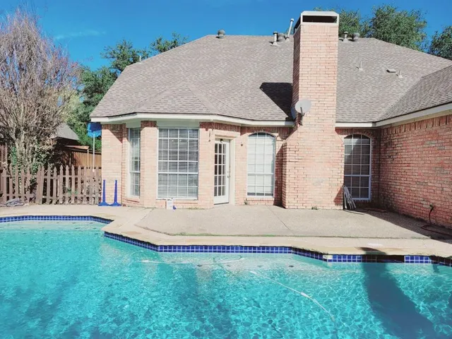 a view of a house with backyard and a tree