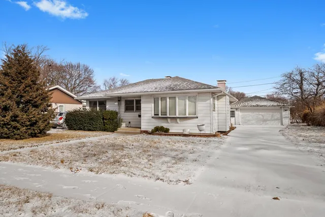 $279,900 | 735 Westgate Drive, Aurora, IL 60506