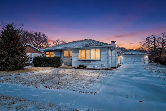 $279,900 | 735 Westgate Drive, Aurora, IL 60506