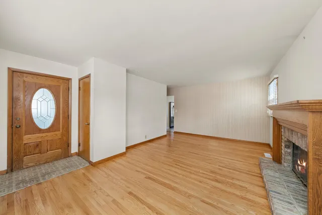 $279,900 | 735 Westgate Drive, Aurora, IL 60506