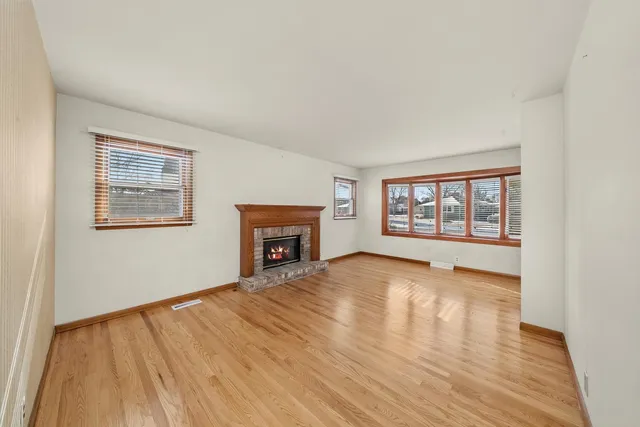 $279,900 | 735 Westgate Drive, Aurora, IL 60506