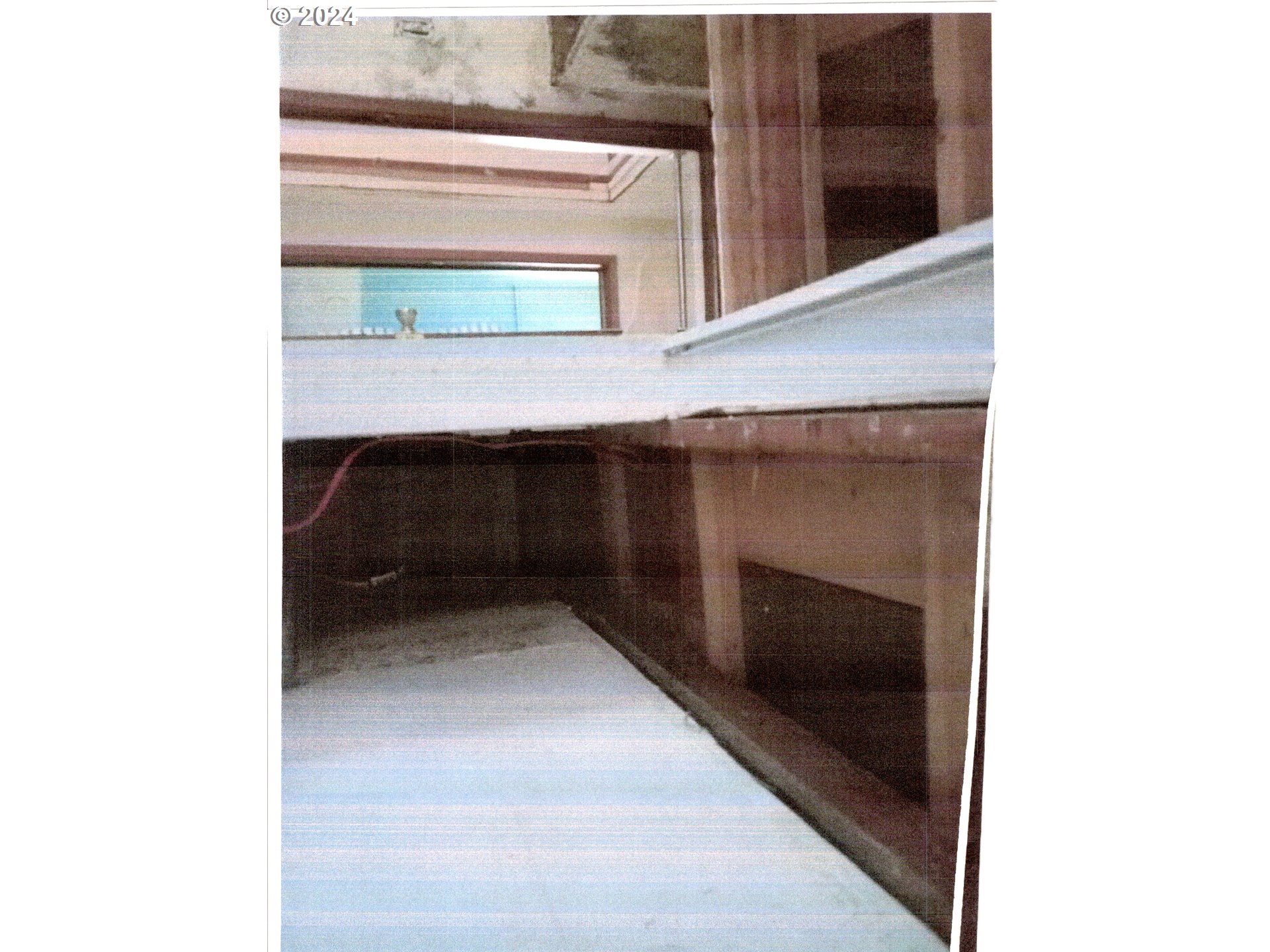 689 South South End Road Oregon City, OR 97045 - Photo 14 of 26 a hallway with a window