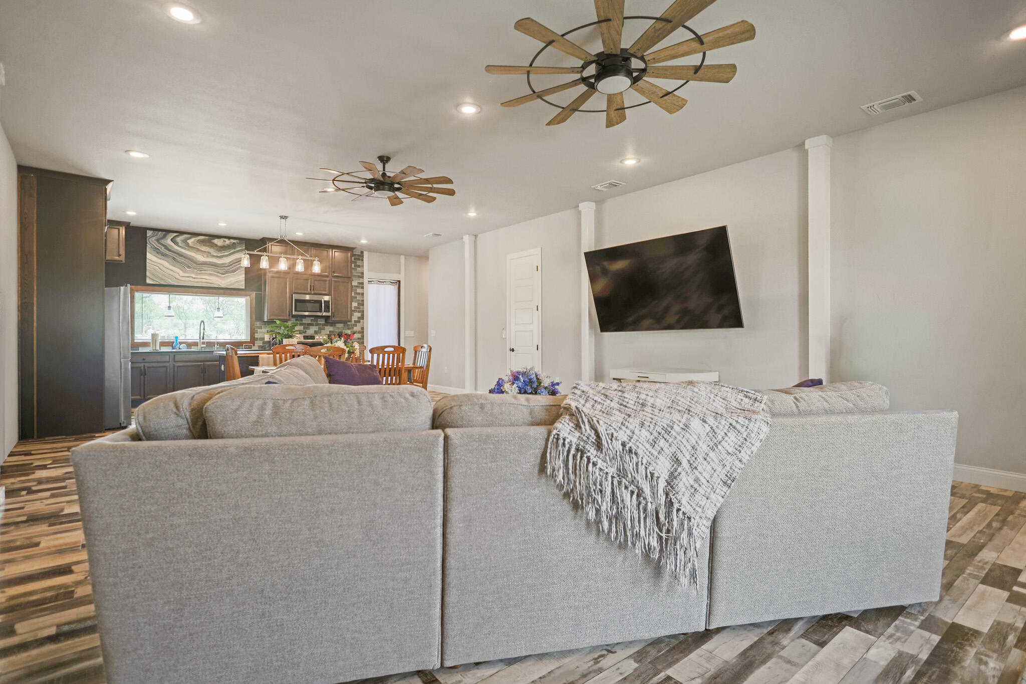 301 Fagan Road Snyder, TX 79549 - Photo 28 of 102 a living room with furniture and a flat screen tv