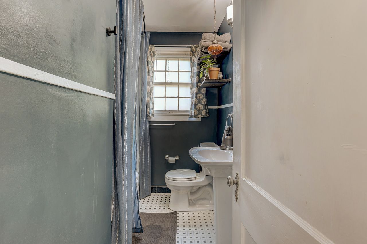 809 East 44th Street Austin, TX 78751 - Photo 26 of 37 Full bath with toilet and curtained shower
