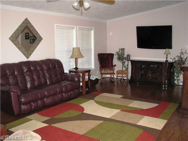 304 Crousetown Road Lexington, NC 27292 - Photo 3 of 15 Living Room.