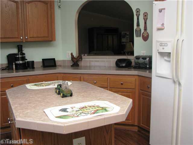 304 Crousetown Road Lexington, NC 27292 - Photo 6 of 15 Kitchen.