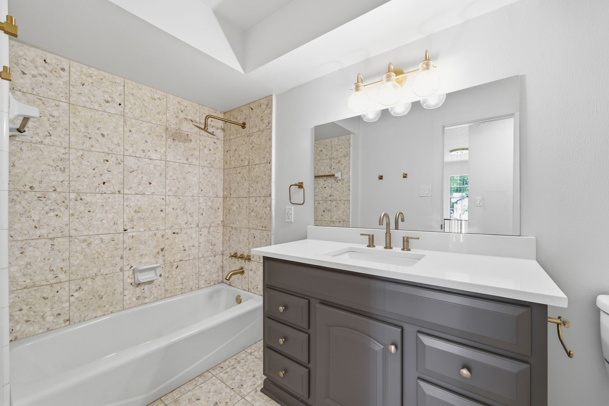 8131 Theisswood Road Spring, TX 77379 - Photo 29 of 31 Additional full bathroom on the second floor