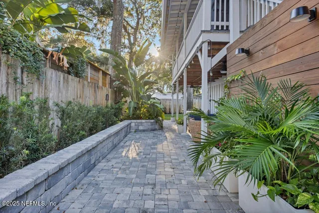 a view of a pathway with a house
