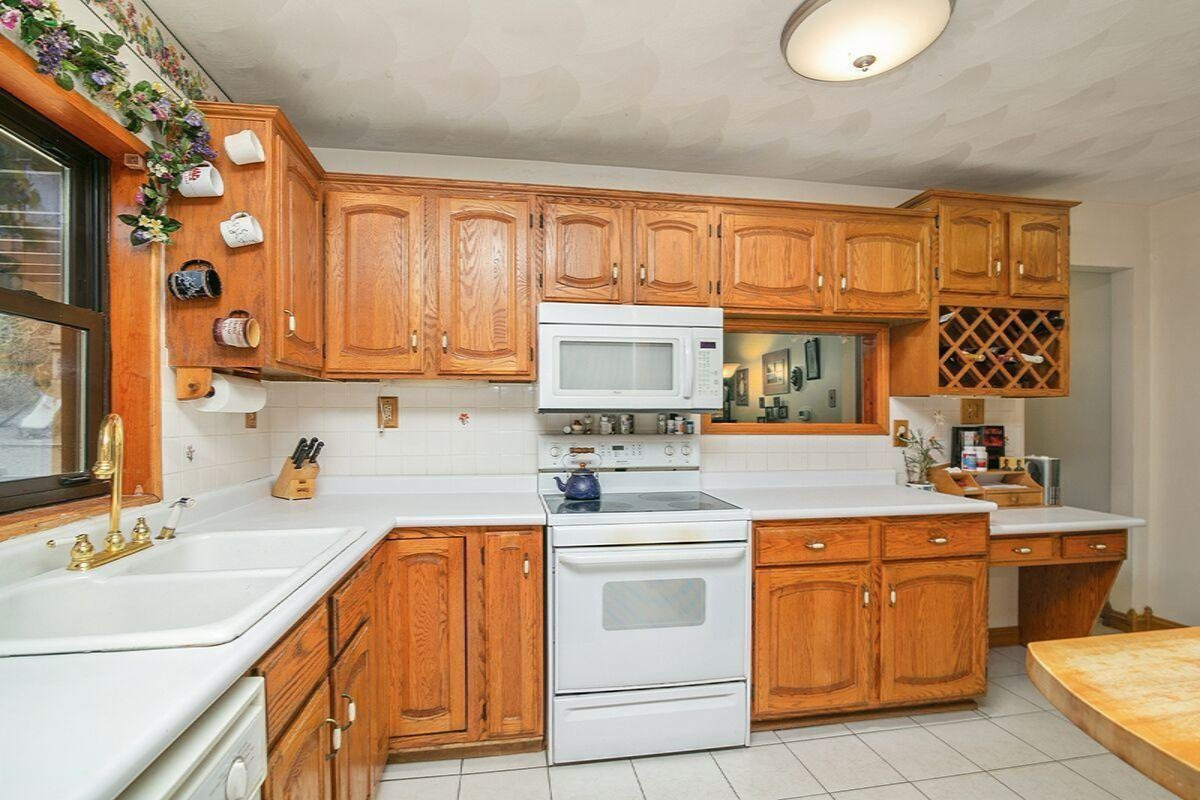 6245 Ravine Ridge Road Kalamazoo, MI 49009 - Photo 3 of 50 Oak Cabinets