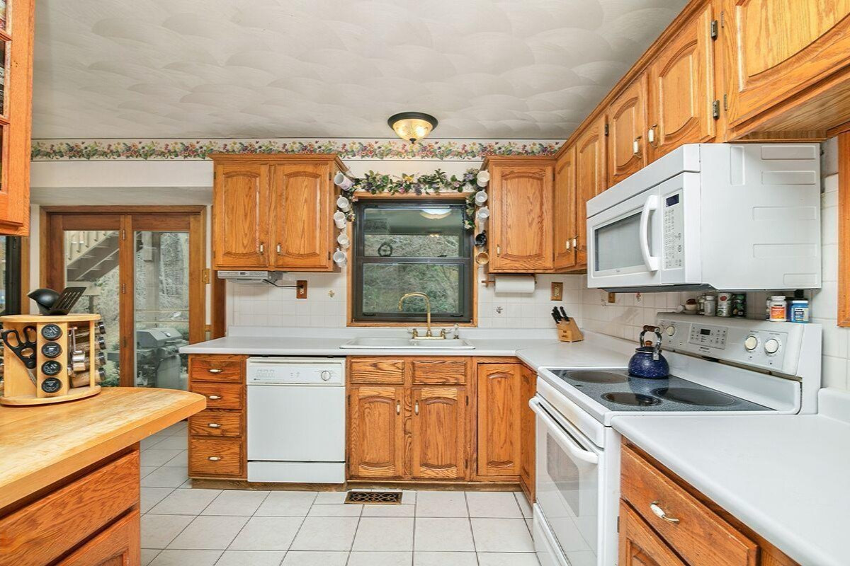 6245 Ravine Ridge Road Kalamazoo, MI 49009 - Photo 4 of 50 Spacious Kitchen