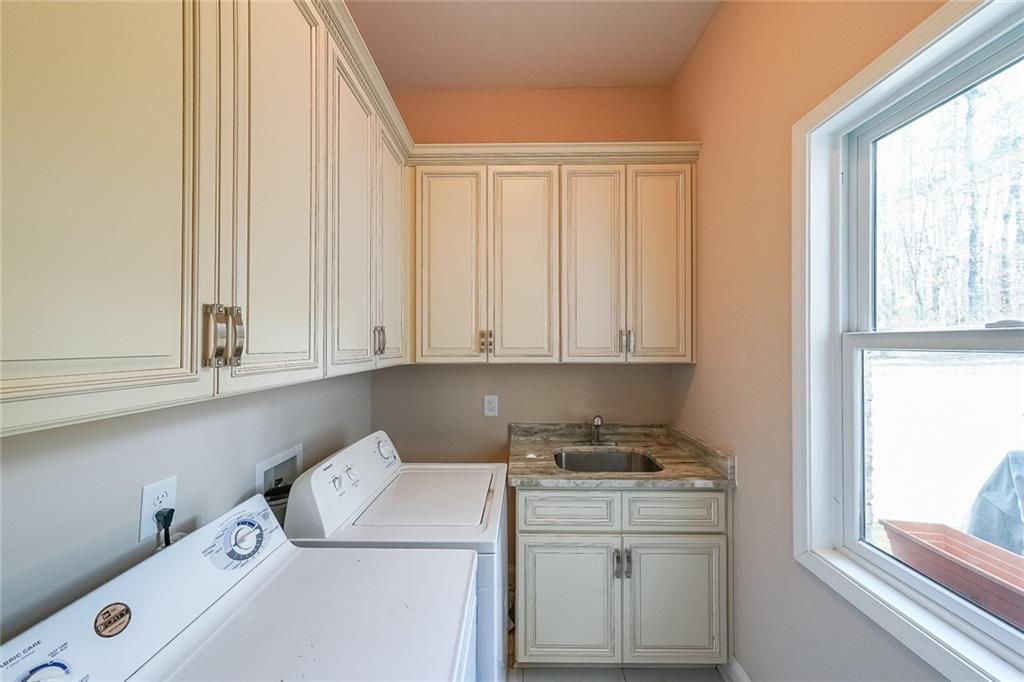 2425 Wild Oak Court Stockbridge, GA 30281 - Photo 26 of 32 a view of cabinets and window