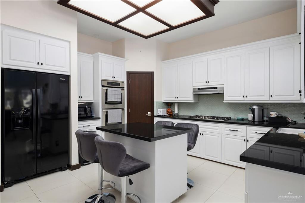 914 Rio Grande Drive Mission, TX 78572 - Photo 6 of 27 a kitchen with granite countertop a refrigerator stove and sink