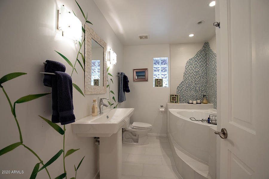 726 West Northview Avenue Phoenix, AZ 85021 - Photo 23 of 54 Hall Bath 1