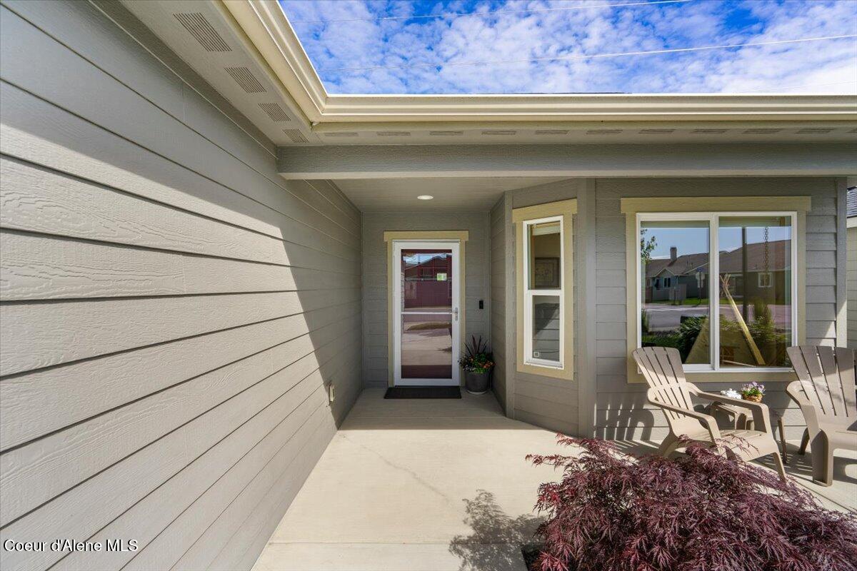 7881 West Kayak Court Rathdrum, ID 83858 - Photo 4 of 42 04-Front Entrance