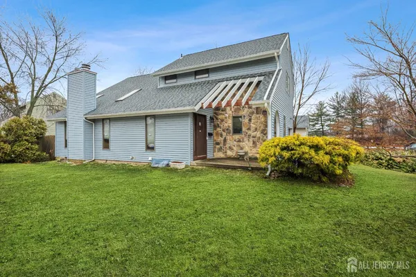 $645,000 | 18 Erik Drive, North Brunswick, NJ 08902