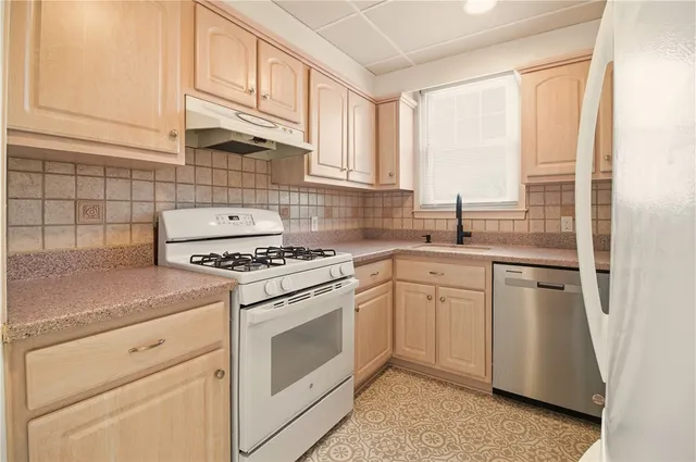 $2,300 | 334 Jastram Street, Unit 1, Providence, RI 02908