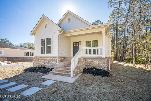 $260,000 | 811 Bay Street, Ocean Springs, MS 39564