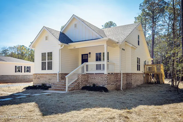 $260,000 | 811 Bay Street, Ocean Springs, MS 39564