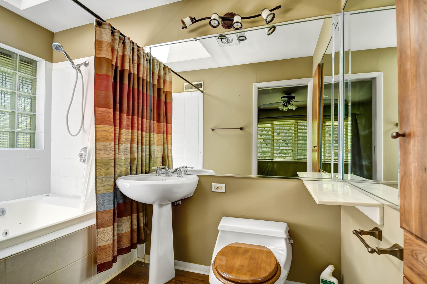 12320 South Ridge Avenue Palos Park, IL 60464 - Photo 14 of 33 a bathroom with a sink a mirror and a bathtub