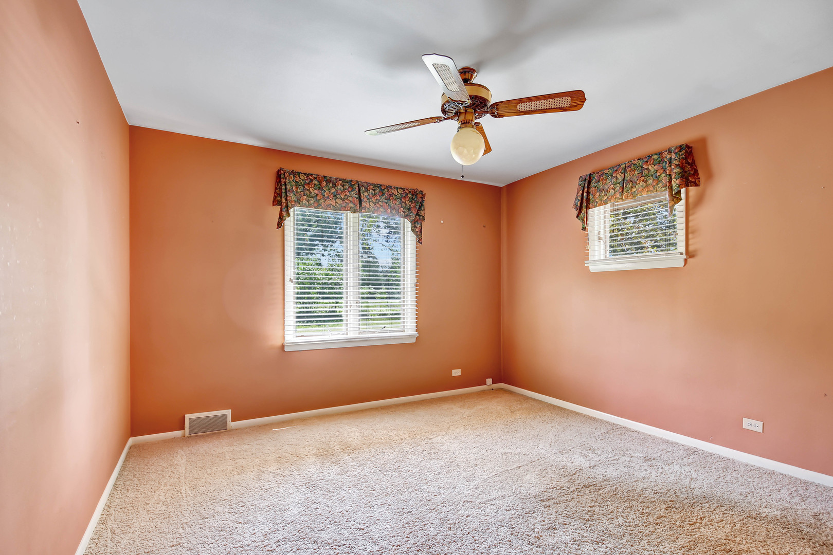 12320 South Ridge Avenue Palos Park, IL 60464 - Photo 16 of 33 a view of an empty room with a window