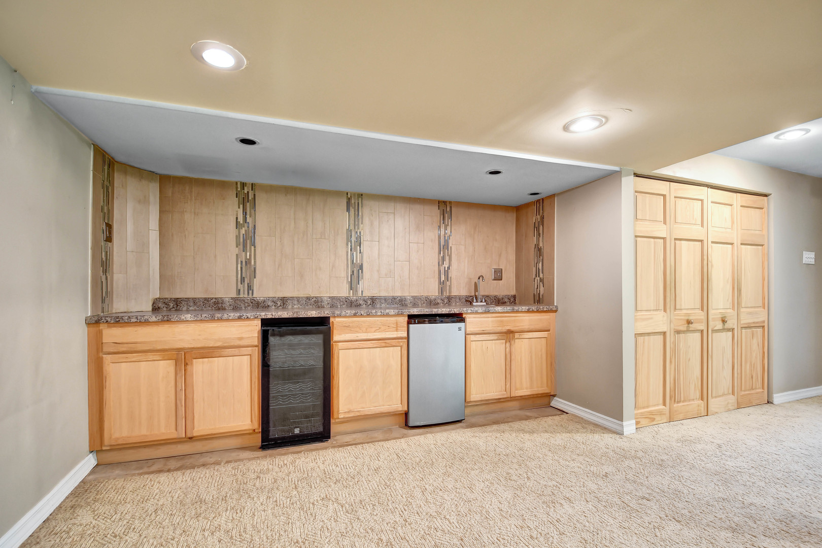12320 South Ridge Avenue Palos Park, IL 60464 - Photo 22 of 33 a kitchen with a stove a sink and a refrigerator