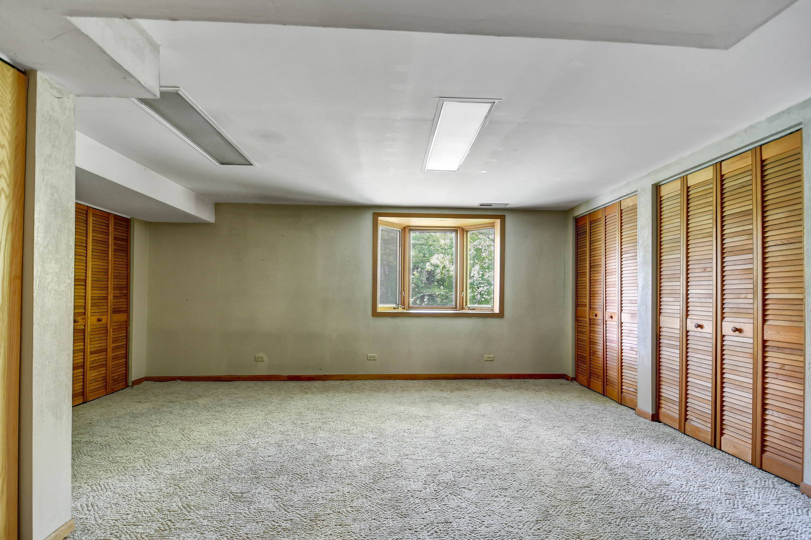 12320 South Ridge Avenue Palos Park, IL 60464 - Photo 23 of 33 an empty room with windows