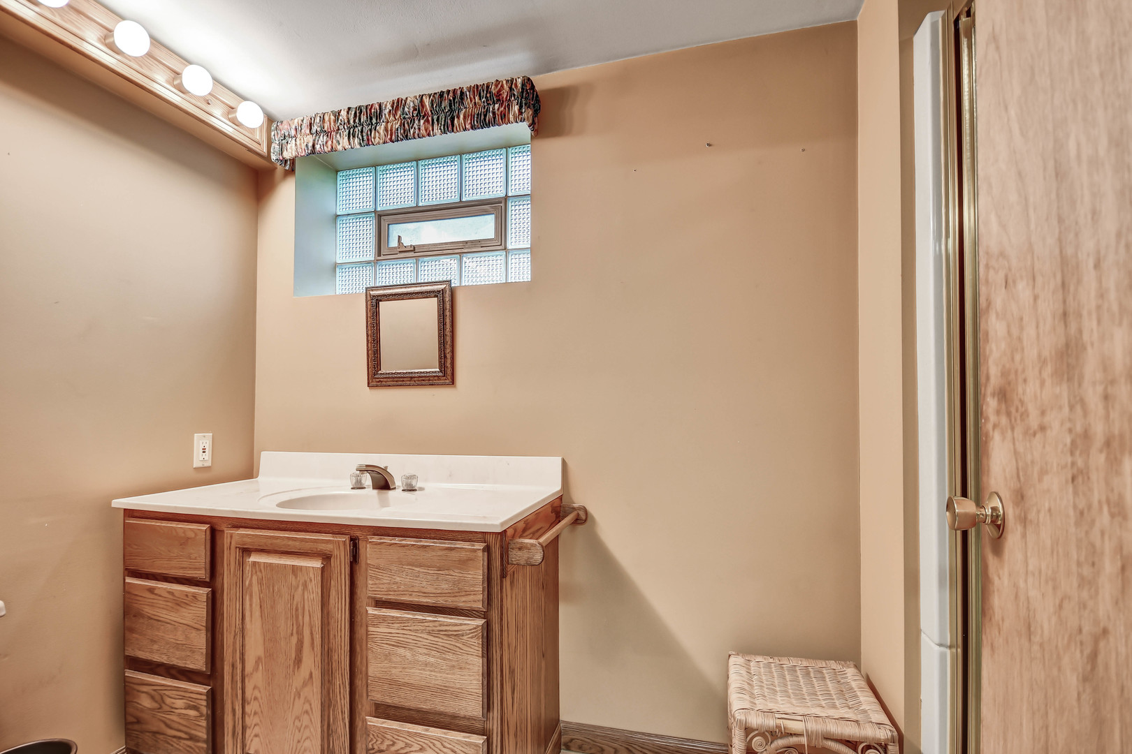 12320 South Ridge Avenue Palos Park, IL 60464 - Photo 25 of 33 a bathroom with a sink a mirror and a vanity