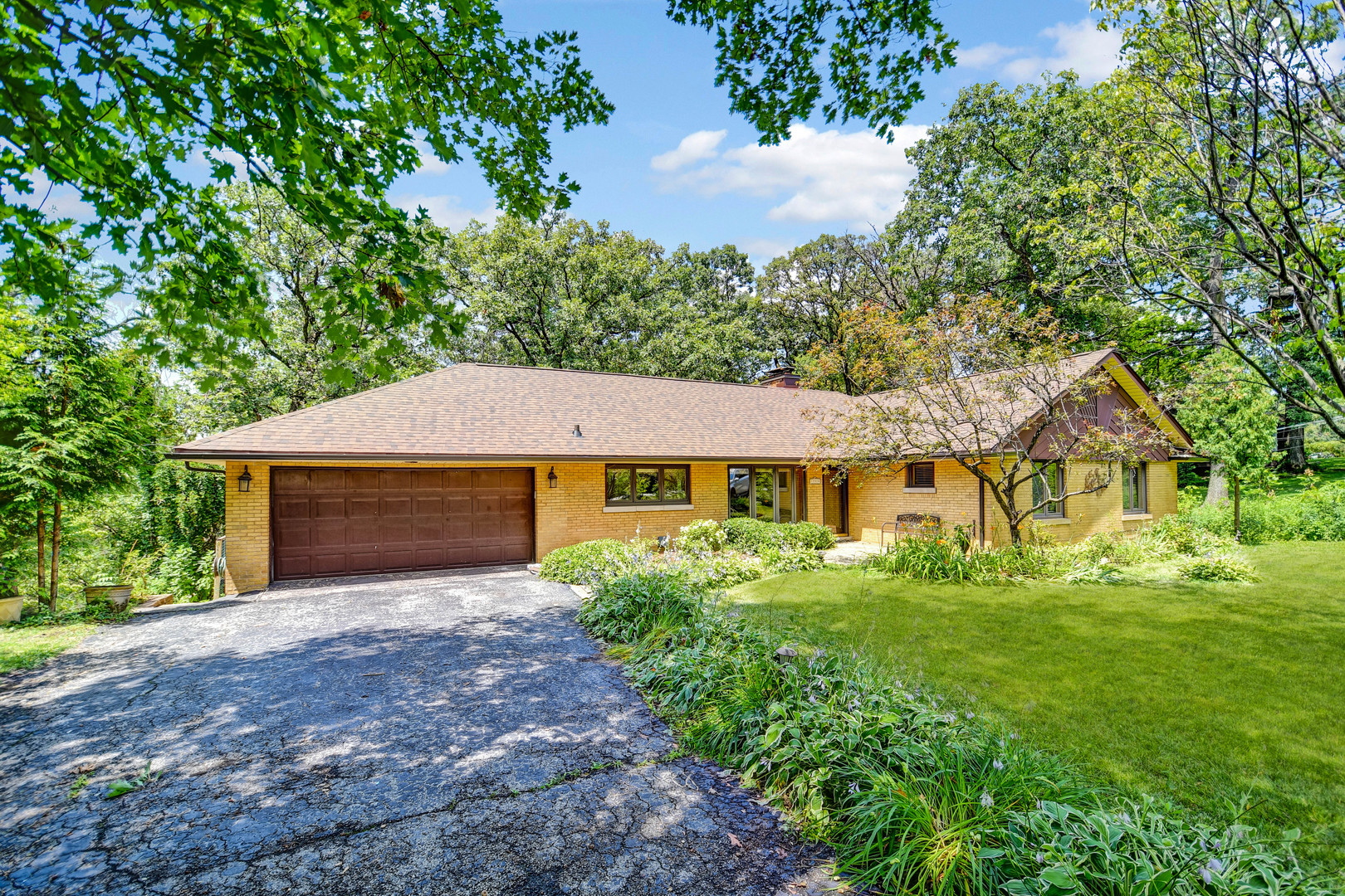 12320 South Ridge Avenue Palos Park, IL 60464 - Photo 28 of 33 a front view of a house with a garden