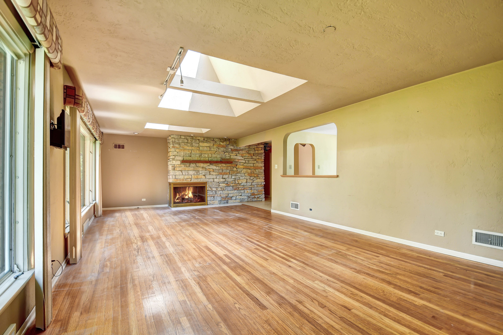 12320 South Ridge Avenue Palos Park, IL 60464 - Photo 6 of 33 a view of empty room with wooden floor and fan