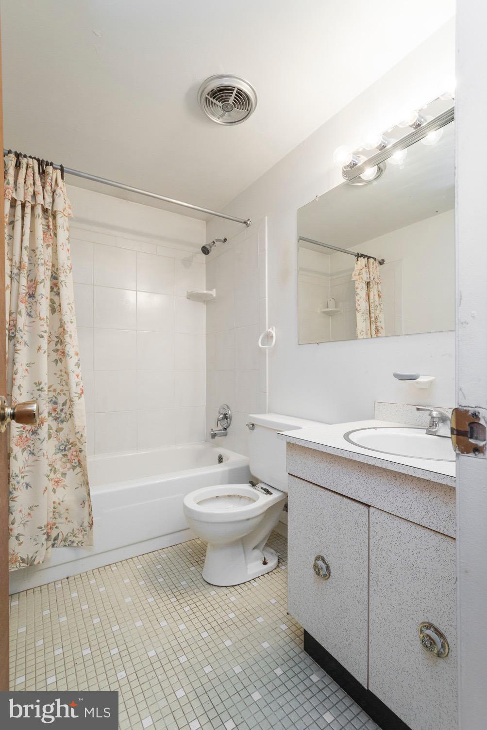 13823 Gilbert Road Woodbridge, VA 22193 - Photo 22 of 37 upper level full bath