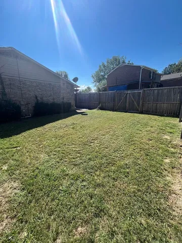 a view of a backyard