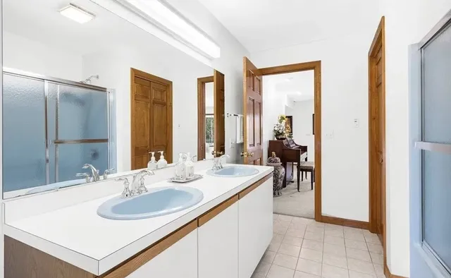 a en suite bathroom with a sink and a mirror