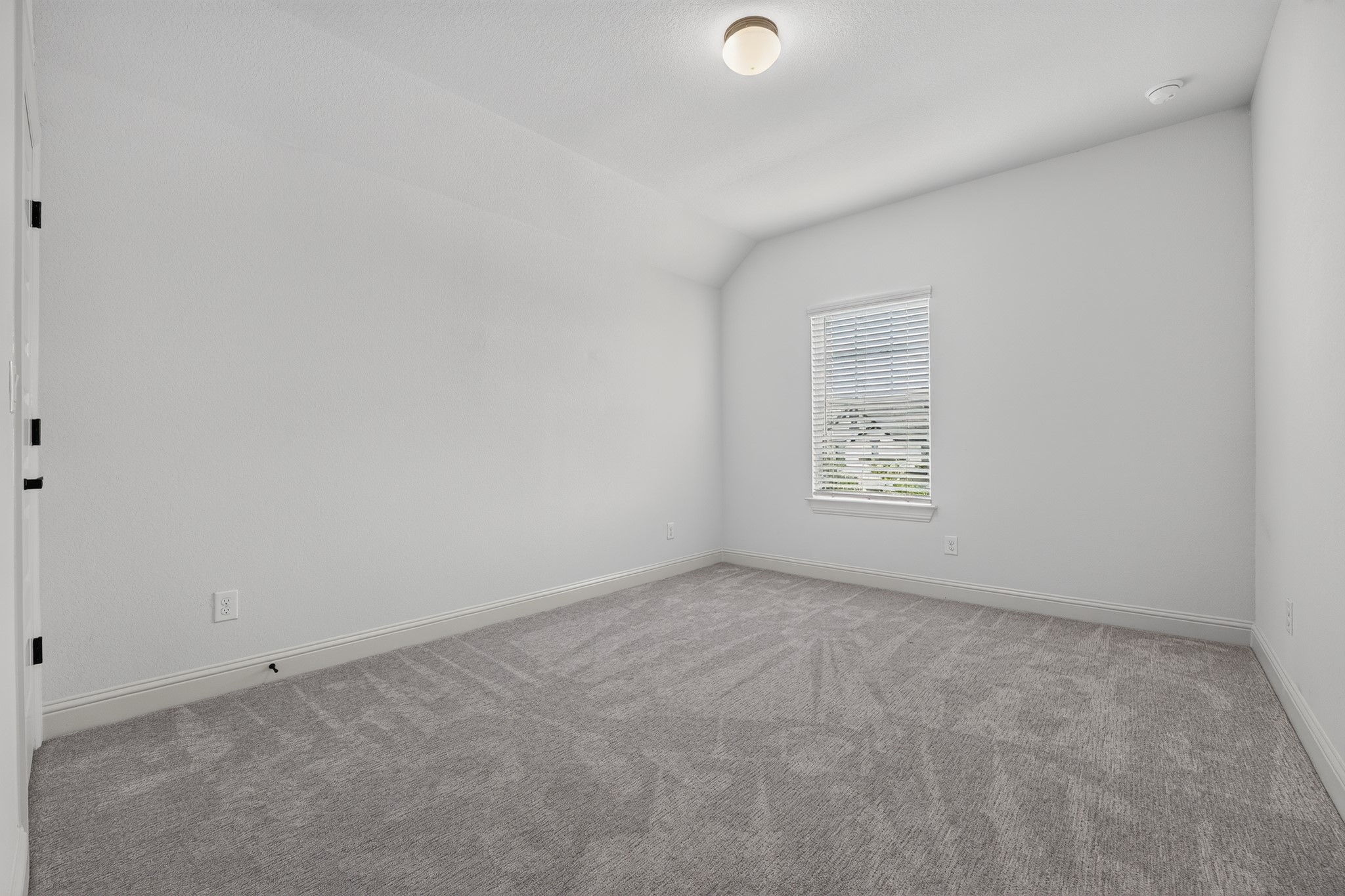 508 Pinnacle View Drive Georgetown, TX 78628 - Photo 8 of 27 A spacious, naturally illuminated room featuring plush carpeting and clean, modern finishes.